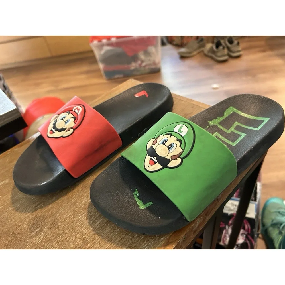 Nintendo Little & Big Boys‎ Mario and Luigi Soccer Slides Size 4